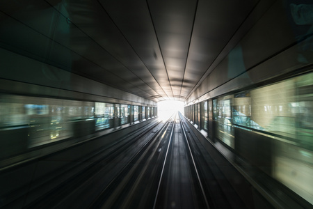 地铁穿梭图片