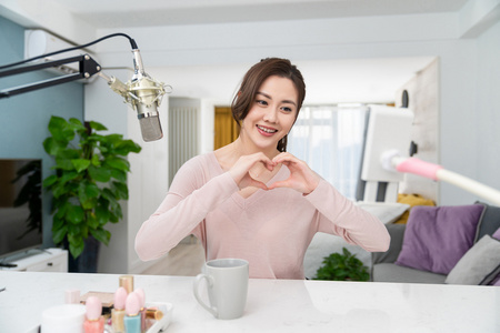 qq比心一个年轻女孩直播照片