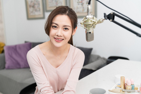 一个年轻女孩直播照片