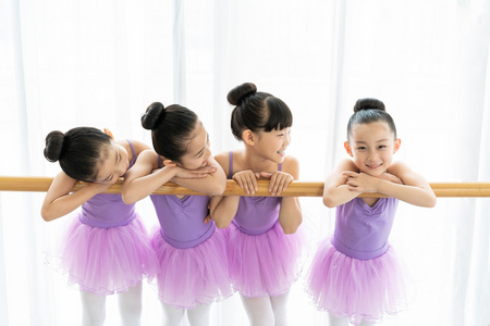 小学女生跳芭蕾舞图片