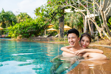泳池情侣图片