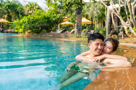 泳池情侣图片