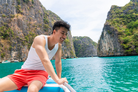 快乐休闲的人快乐的年轻男人在游艇上休闲照片