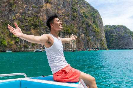 在游艇上走图片