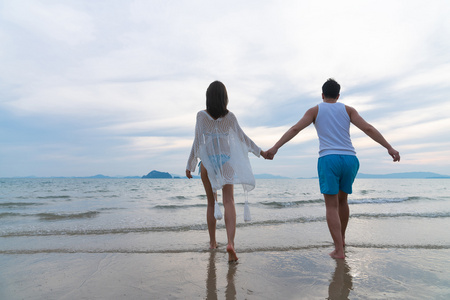 男女牵手背影图片