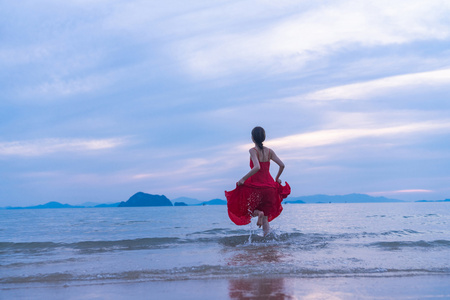 女子在海边拍照图片