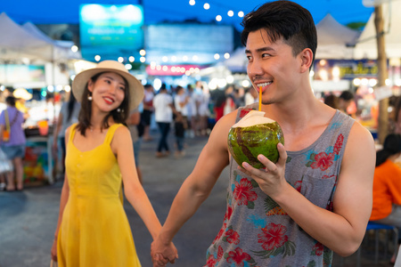 快乐的年轻情侣逛街照片