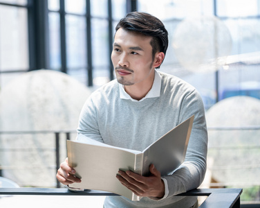 不认真工作年轻商务男人在工作照片