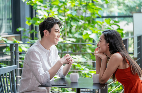 年轻情侣在约会照片