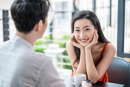 年轻情侣在约会照片