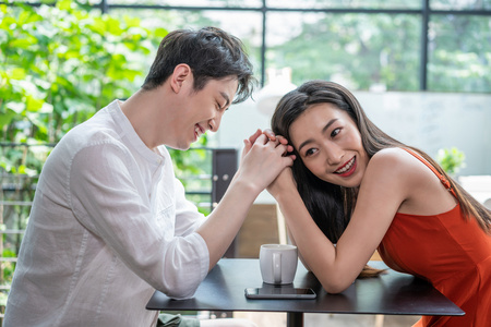 年轻情侣在约会照片