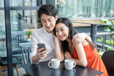 年轻情侣在约会年轻情侣在约会快乐的年轻情侣约会快乐的年轻情侣约会