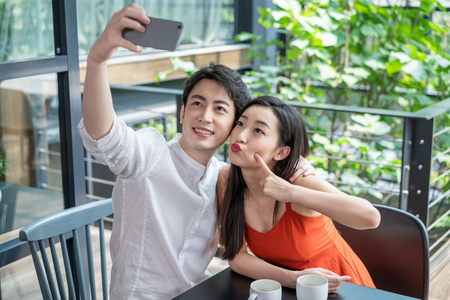 年轻情侣在约会照片