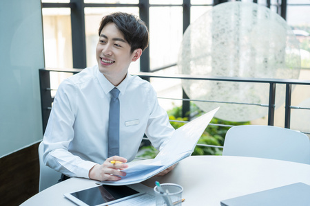 年轻商务男士在工作照片