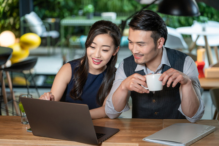 年轻商务人士在工作照片