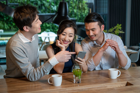 快乐的朋友们聚会看手机照片