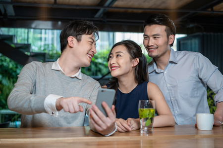 快乐的朋友们聚会看手机照片