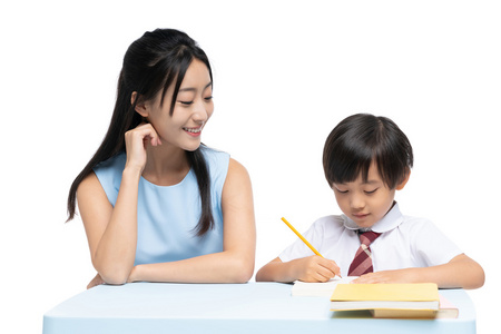 年轻女老师辅导小男孩学习