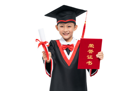 带着博士帽的女孩与帽和口罩的女外科医生护士帽和听诊器毕业帽和卷轴