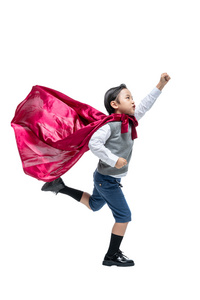 小男孩披着披风照片