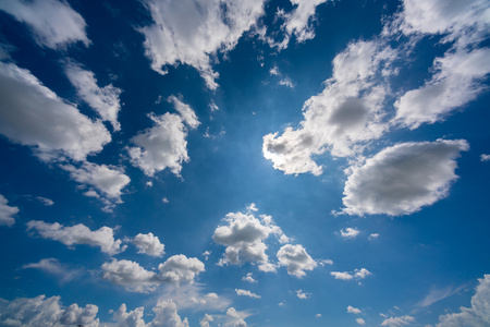 天空仰视图片-天空仰视素材-天空仰视插画-摄图新视界