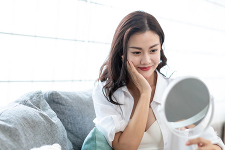 唯美照镜子笑图片