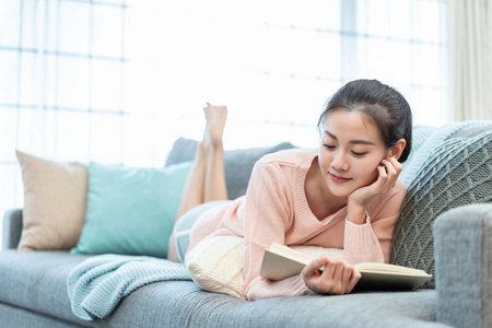 年轻女子在家看书照片
