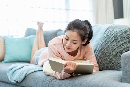 年轻女子在家看书照片