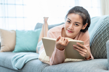 年轻女子在家看书照片