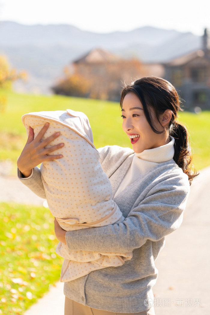 年轻的母亲抱着婴儿