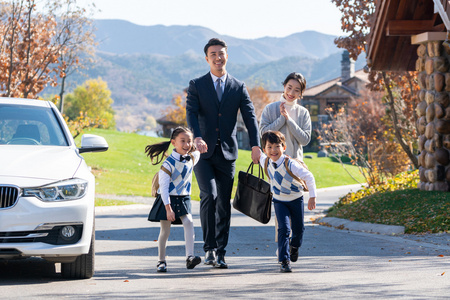 年轻夫妻送孩子去上学