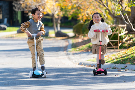 快乐的儿童在户外玩耍照片