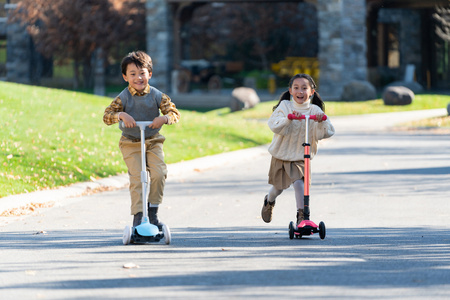 快乐的儿童在户外玩耍照片