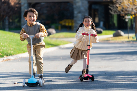 快乐的儿童在户外玩耍照片