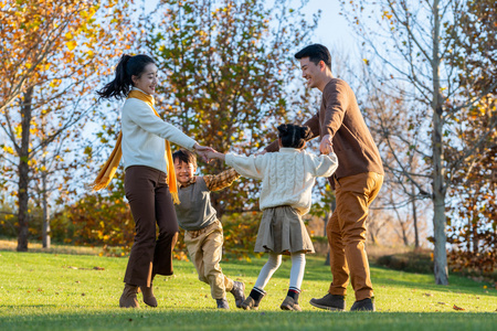 年轻夫妻带着孩子在公园玩耍