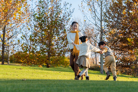 妈妈牵手孩子图片