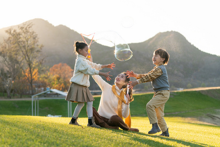 可爱的亚洲孩子抓图片