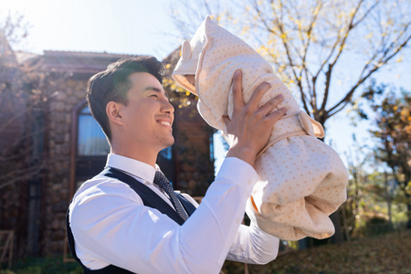年轻商务男士抱着婴儿照片