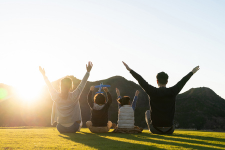 母亲孩子背影图片