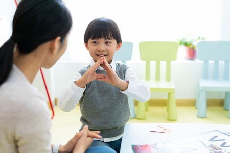 年轻女教师教授英语单词