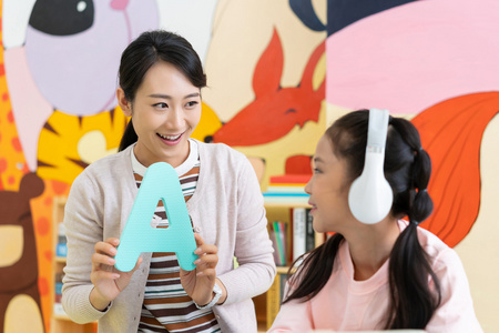 老师和学生在教室里照片