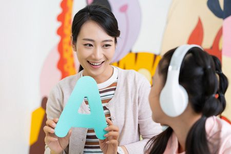 老师和学生在教室里照片