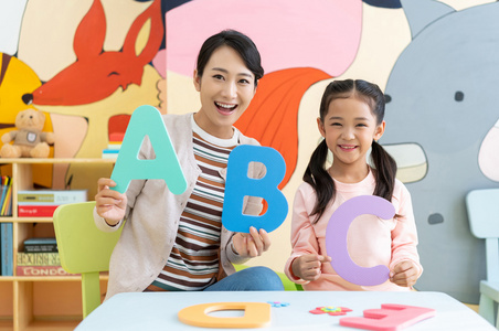 老师和学生在教室里照片
