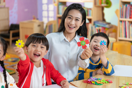 年轻女老师给小朋友上手工课照片