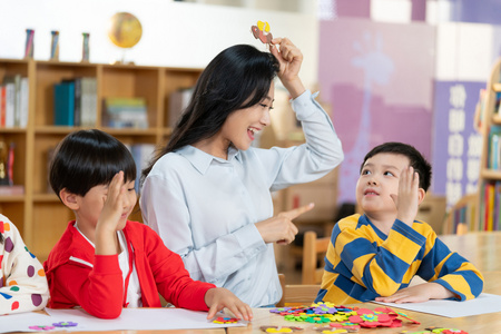 年轻女老师给小朋友上手工课照片