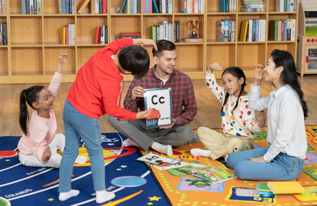 孩子英语老师教孩子英语照片