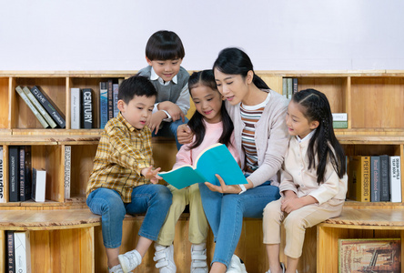 老师带学生操场看书老师和学生在教室里看书照片