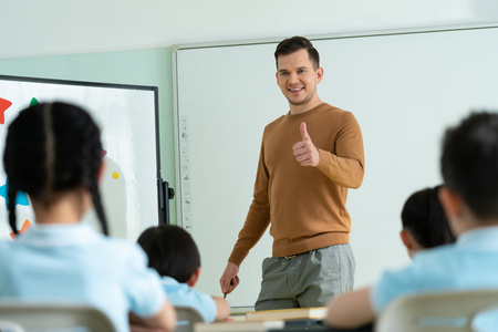 国际校服外籍老师在上课照片