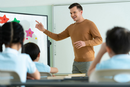 国际校服外籍老师在上课照片