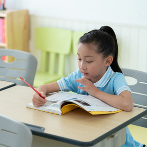 小学生在写作业照片